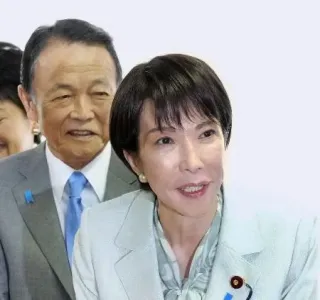 自民党の新執行部が発足し、党本部での写真撮影を終えた高市総裁（手前）と麻生太郎副総裁=10月7日、東京・永田町