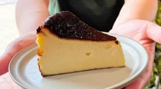 優しい甘さとほろ苦さが口いっぱいに広がるバスクチーズケーキ