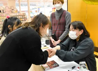 ＜2024取材ノートから＞②　別海出身・河﨑秋子さんに直木賞　町内外が快挙に沸いた