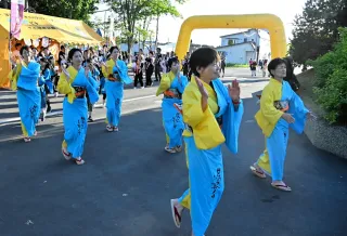 ほろのべ名林公園まつり　小柳ゆきさんヒット曲披露　盆踊りや花火に多くの家族連れ