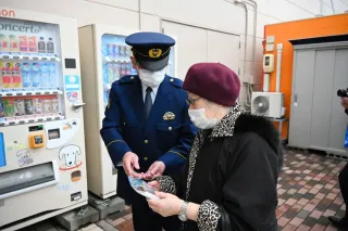 詐欺電話気をつけて　スーパーで注意喚起　伊達署