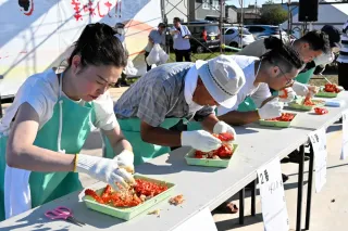 豪快に殻を割りかぶりつく　根室かに祭りで早食い