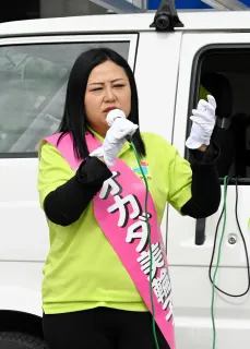 JR北見駅前で街頭演説するオカダ美輪子氏