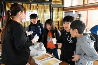 飲食やゲームで子どもたちが交流　室蘭で「クルハウスまつり」