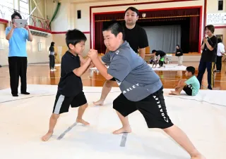 相撲の体験授業で対戦を繰り広げる児童たち