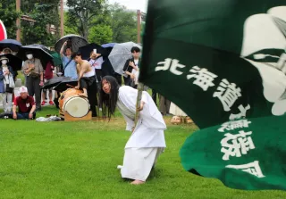 北大応援団初の女性団員　伝統の対面式で大活躍