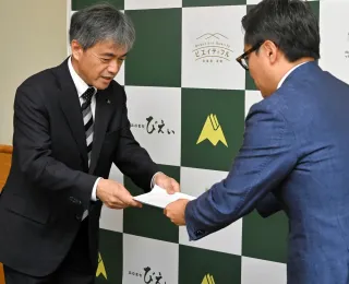 「青い池」入場税　バス4千円　検討委、美瑛町長に提言書