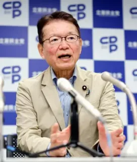 東京都議選の開票が進む中、記者会見する立憲民主党の長妻代表代行=22日夜、永田町の党本部