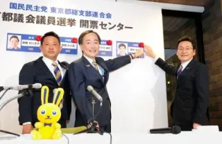 当確者の名前にバラを付ける（左から）国民民主党の石黒都連幹事長、川合都連副会長、礒崎都連会長=22日深夜、東京都千代田区