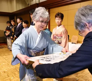 大賞の久保田さんらに賞状　北海道書道展表彰式