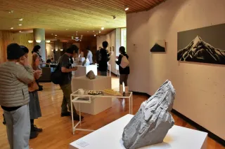 絵画や彫刻、冬山繊細に表現　ニセコで札幌の小助川さん個展