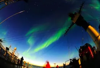 オーロラ観測隊さんサンプル しらせ、南極海上空にオーロラ 豪へ航行中、時を忘れる隊員ら：北海道