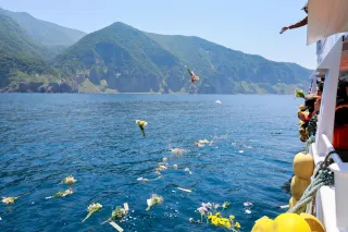 知床事故、初の洋上慰霊　持病ある高齢遺族も参加「元気だよ、安心して」