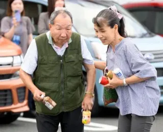 支援者（右）と日課の散歩をする袴田巌さん。静岡地裁は再審判決公判で袴田さんに無罪を言い渡した=26日午後、浜松市