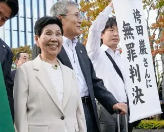 袴田巌さんの再審無罪判決を受け、静岡地裁前で笑顔の姉ひで子さん（左）=26日午後