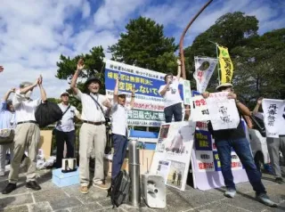 袴田巌さんに無罪を言い渡した静岡地裁の再審公判判決を受け、歓喜する支援者ら=26日午後、静岡市