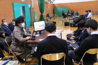 地元産業、雄武高生に紹介　建設協や漁協　１、２年生４０人が参加
