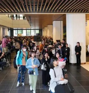 開業した「ワン・フクオカ・ビルディング」に入る人たち=24日午前、福岡市中央区