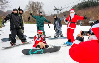 ゲレンデ、雨でも歓声　道南に暖気、函館14.8度