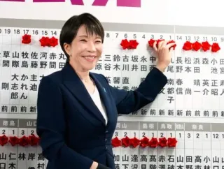 高市首相「一生懸命に取り組む」　当選議員の名前に次々と赤いバラ
