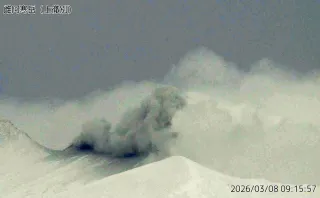 雌阿寒岳で小規模噴火　警戒レベル2継続