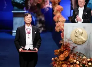 坂口、北川氏にメダル授与　ノーベル医学、化学賞