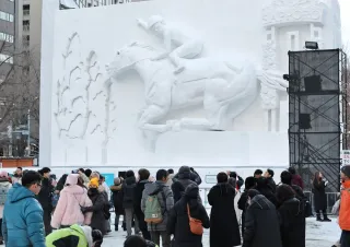 さっぽろ雪まつり開幕　「大雪像の迫力すごい」　初日から3会場にぎわう
