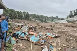 24日、不明者の捜索が続く、インドネシア西ジャワ州の州都バンドン郊外の土砂崩れ現場（アンタラ=共同）