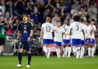 日本―米国　前半、米国に先制され、ぼうぜんとする伊東=コロンバス（共同）