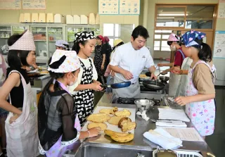 住民講師に「お仕事体験」　士別南小　菓子作りや動画編集