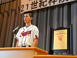 センバツ見据え「成長を」　21世紀枠候補・士別翔雲に記念の盾