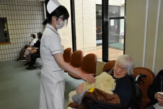 触れ合いロボ、患者に笑顔　市立芦別病院