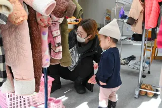 掘り出し物にテンションあがる！　苫小牧のリサイクル施設で「もってけ市」