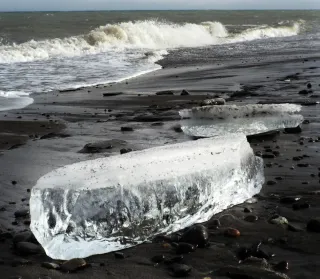 海岸にきらめき　透明の氷塊漂着　標津川河口付近