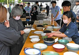高等養護と初の合同販売会　今金中・檜山北高、生徒製作の陶器など