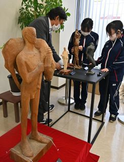 本田明二さん彫刻作品、月形町内で巡回展 中学生が設置手伝う：北海道