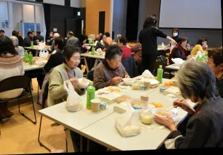 独居のお年寄り、話弾ませ　豊富で「ふれあいお食事会」