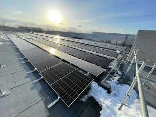 2023年度に設置したアブロス沼ノ端スポーツセンター屋上の太陽光パネル（苫小牧市提供）