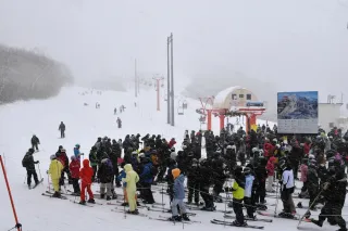 さあ初滑り　新雪求め100人行列　ニセコグラン・ヒラフ、今季の営業開始