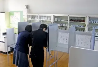 山口知事選、現職の村岡氏が先行　元自民会派県議の有近氏が追う