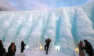 氷と光が彩る幻想世界　千歳・支笏湖氷濤まつり盛況