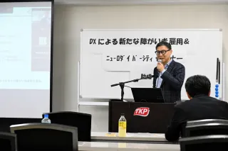 企業向けセミナーで障害者雇用の取り組みを説明するトランスコスモスの担当者=札幌、6月26日