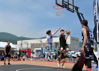 3人制バスケットボールを楽しむ参加者ら
