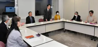 新ホール機能等検討会議で冒頭あいさつをする前田康吉滝川市長（右から４人目）