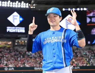 この日のヒーローに選ばれ、10本塁打のポーズをする（井上浩明撮影）