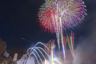 冬の大倉山、鮮やかに彩る大輪花火　外国人客ら歓声