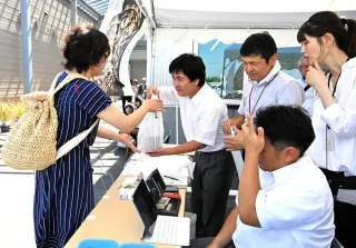 深川　さくらマーケットにぎわう　野菜詰め放題や雨竜高等養護の販売も