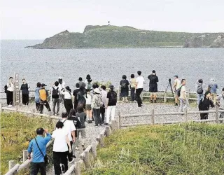 朝日浴び小舟躍動 礼文島ウニ漁最盛期 アザラシも見守る：北海道新聞