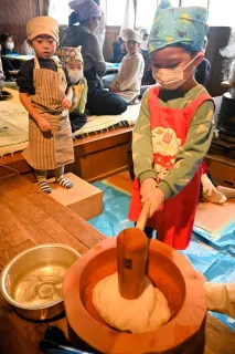 「よいしょ」のかけ声　もちつきぺったん　室蘭で親子連れが体験＜師走点描2024＞