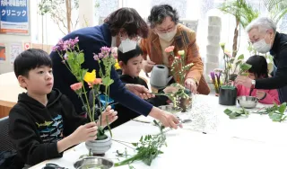 子どもたちが生け花体験　帯広市図書館で8日まで作品展